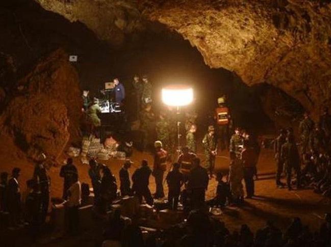 Tayland'da mağarada mahsur kalan ekibin yaşadıkları dizi olacak
