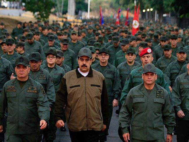 Maduro askerlerle yürüyerek gövde gösterisi yaptı