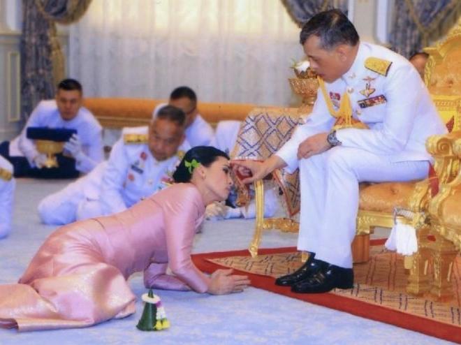 Tayland Kralı, kişisel güvenliğinden sorumlu Orgeneral ile evlendi