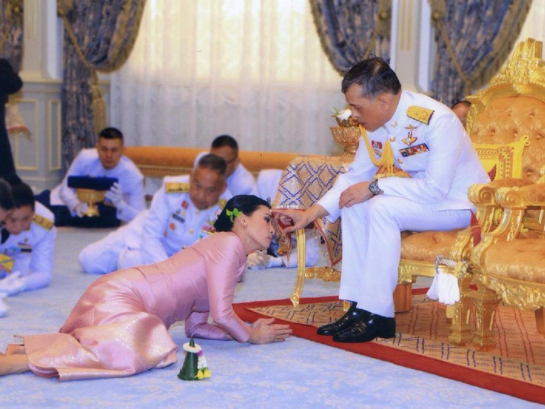 Tayland kralı duyurdu: Generalle evlendim