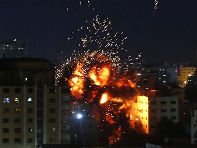 İsrail AA ofisinin de bulunduğu binayı 5 roketle vurdu!
