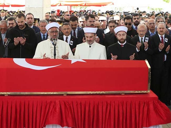 Şehit yüzbaşı Özdemir Ankara'da toprağa verildi