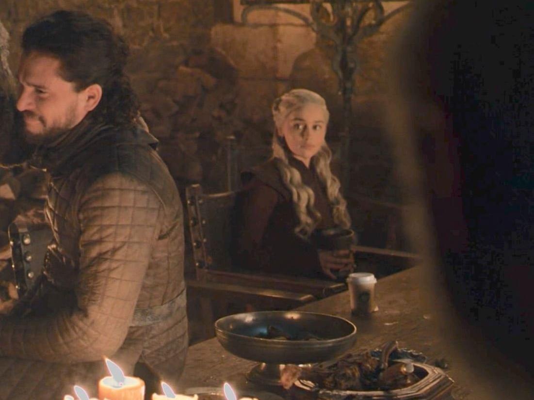 İzleyenler şaşkına döndü: Game of Thrones'ta Starbucks bardağı çıktı
