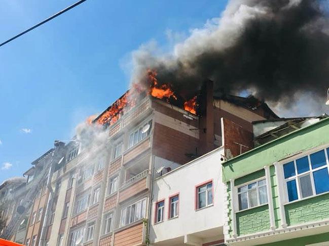 Apartmanın çatısında çıkan yangın 3 binaya daha sıçradı