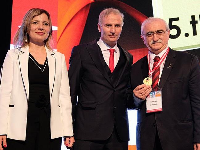Prof. Dr. Bingür Sönmez'e 'Altın Acil Ödülü' verildi