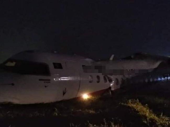 Myanmar'da yolcu uçağı pist dışına savruldu!