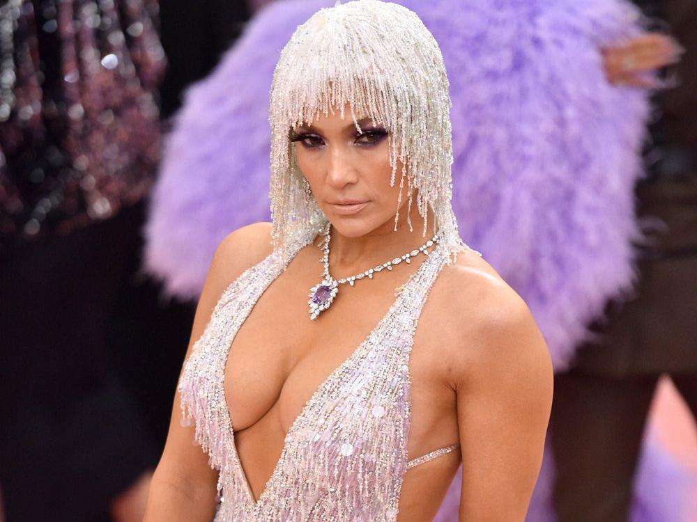 Jennifer Lopez'in MET Gala'daki elbisesini giyerken ağladığını itiraf etti