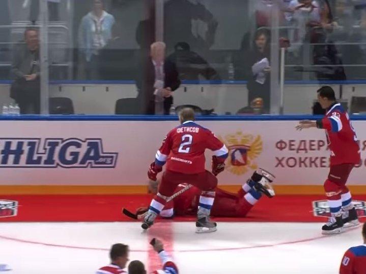 Putin, buz hokeyi maçında fena düştü