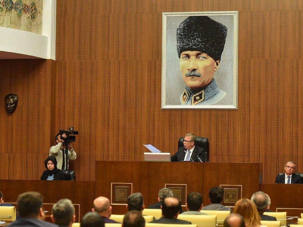 Mansur Yavaş meclis salonuna 'Kalpaklı Atatürk fotoğrafı' astırdı
