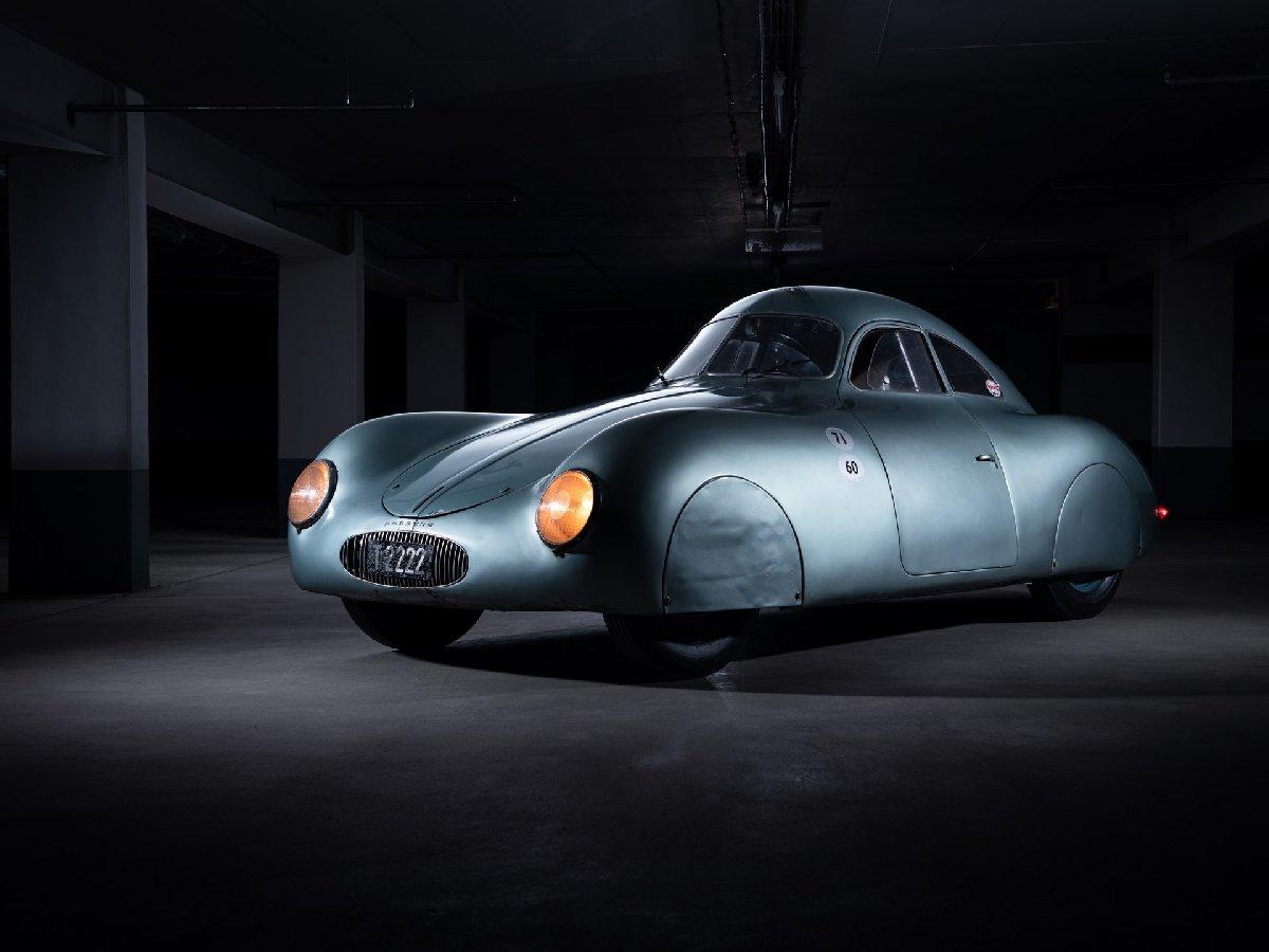Hayatta kalan dünyanın en yaşlı Porsche'si satışta!