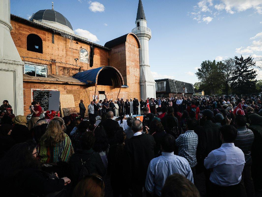 ABD'de kundaklanan cami için kenetlendiler: İslamofobiye hayır