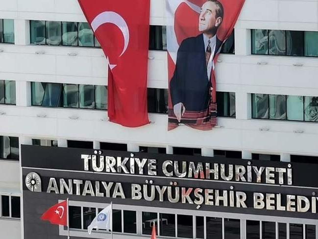 Antalya Büyükşehir Belediyesi'nden Türkiye Cumhuriyeti tabelası!