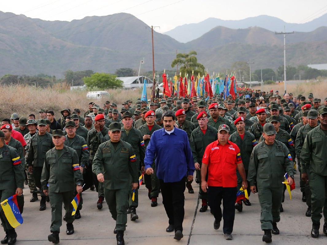Dünya basını bu kareyi konuşuyor... Maduro'dan kışlada gövde gösterisi