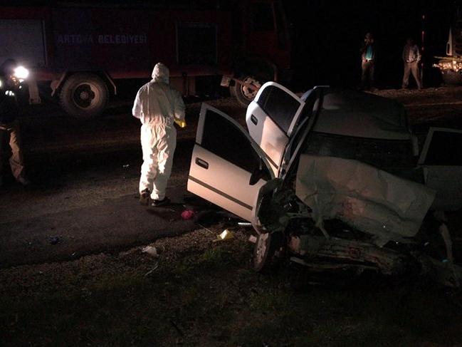 Tokat'ta TIR'la çarpışan otomobildeki 2 polis hayatını kaybetti, 2 kişi yaralandı