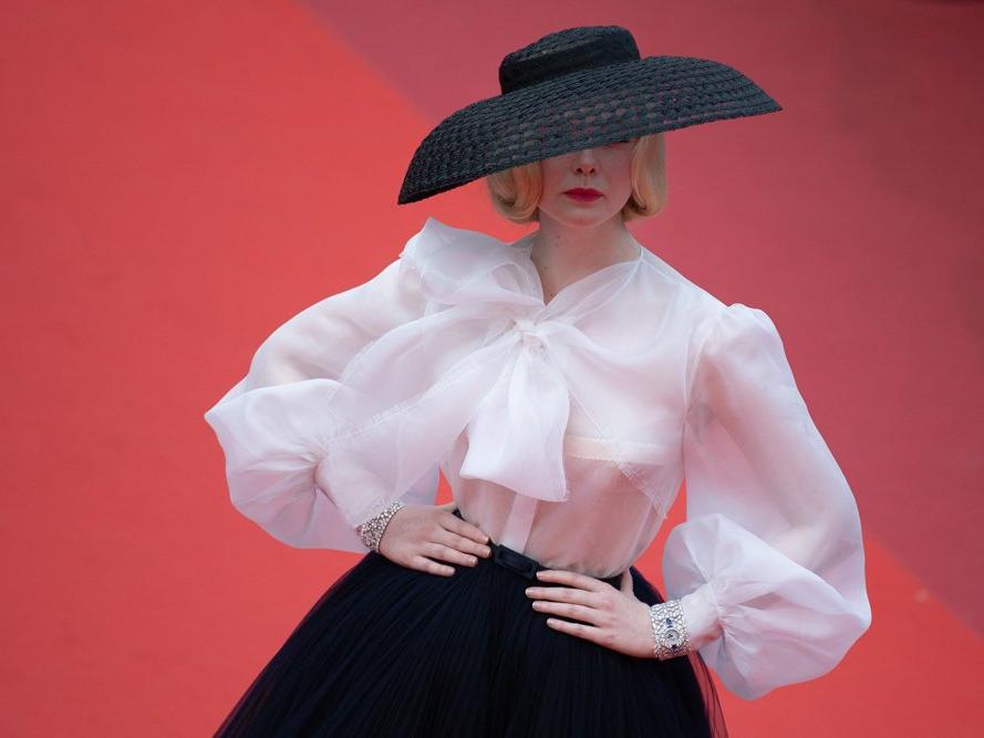 Elle Fanning, ikonik Dior kıyafetiyle kendine hayran bıraktı