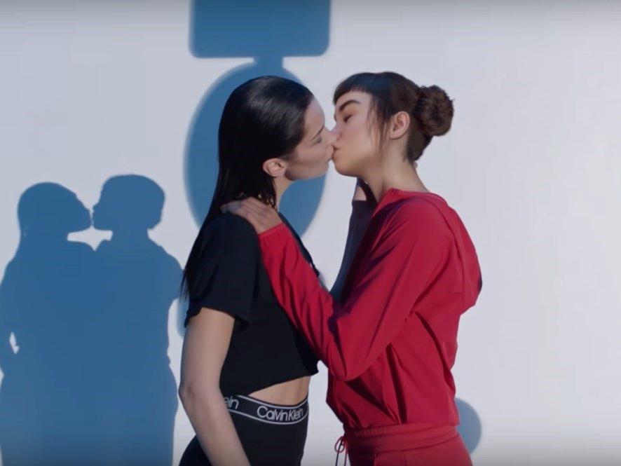 Calvin Klein, Bella Hadid ve Miquela'nın öpüştüğü reklam filminden dolayı özür diledi