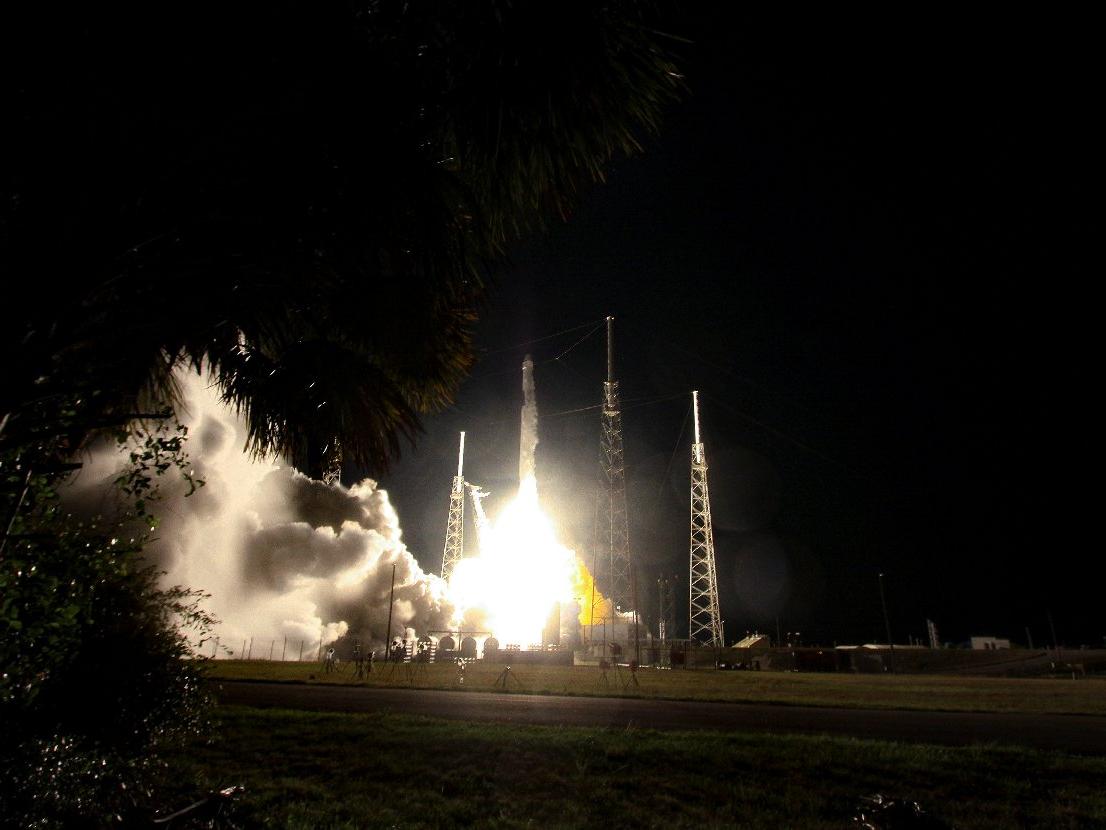 SpaceX dev internet projesi Starlink'in 60 uydusunu atmosfere gönderdi