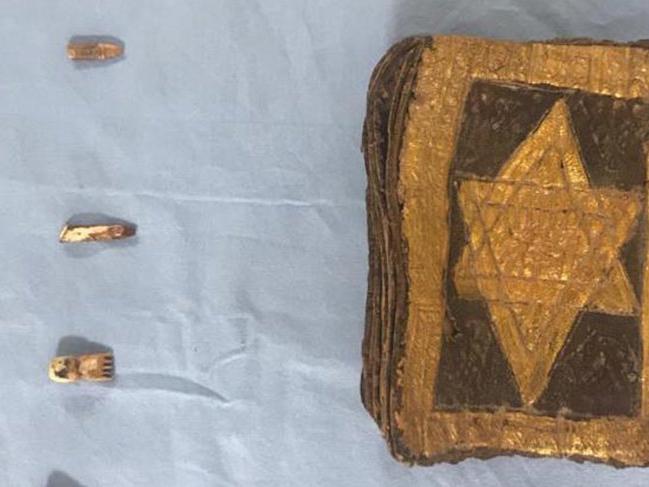 İzmir'de bin 500 yıllık İbranice kitap ele geçirildi