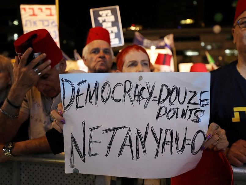 On binler Netanyahu'ya karşı fesle yürüdü
