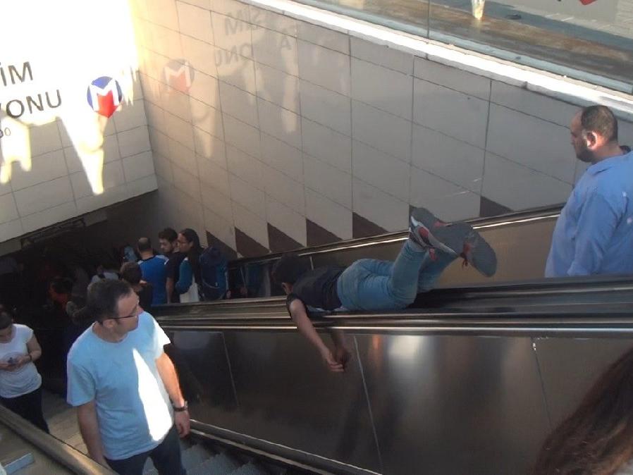 Taksim Metro İstasyonunda çocukların tehlikeli oyunu