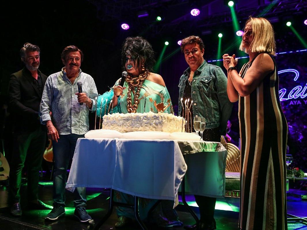 Bülent Ersoy'a sahnede doğum günü sürprizi