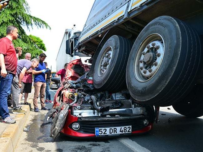 Trabzon'da otomobil TIR'ın altında kaldı: 3 yaralı