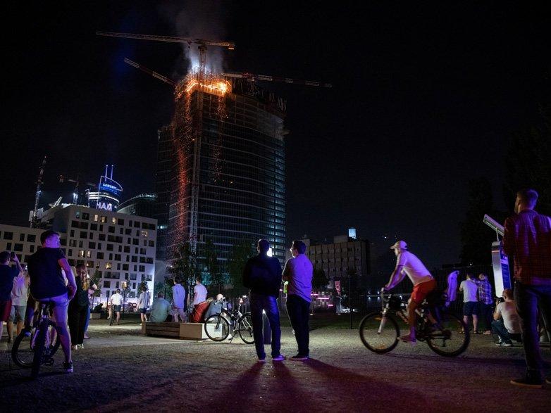 Polonya'da korkutan yangın: Bir anda bütün plazaya yayıldı