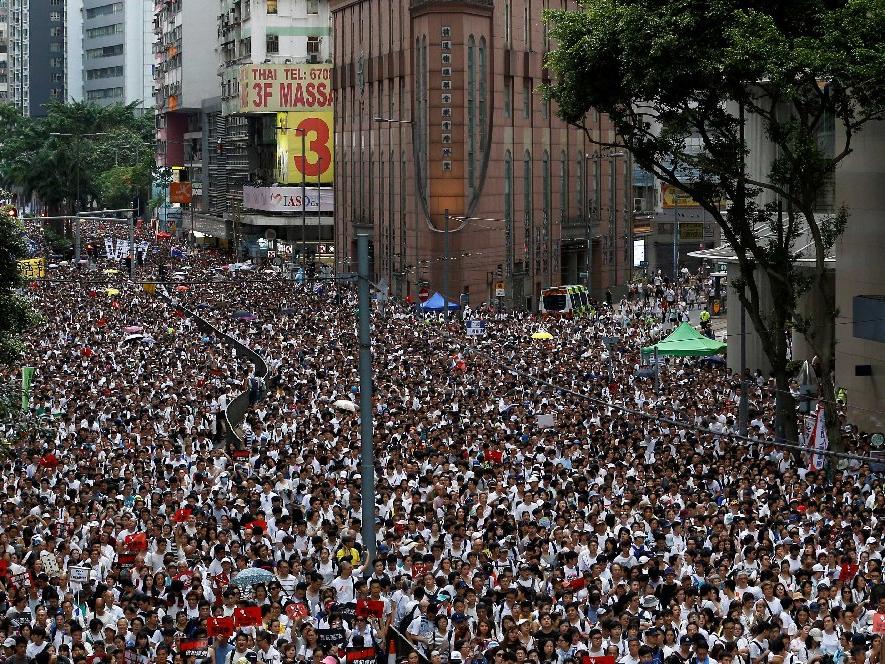 1 milyon kişi sokağa çıktı! Özerk yönetim geri adım atmıyor