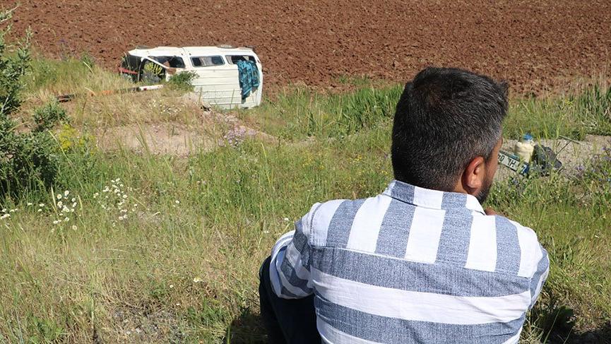 Sivas'ta minibüs şarampole devrildi: 16 yaralı
