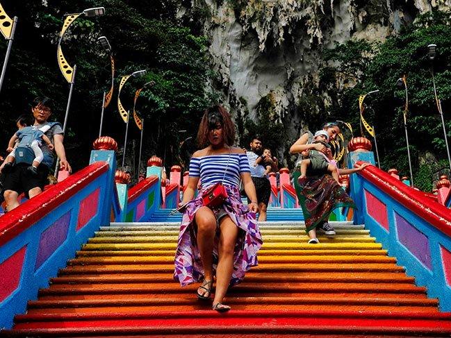 Malezya'daki tarihi tapınağın gökkuşağı merdivenleri: Batu Tapınak Mağaraları