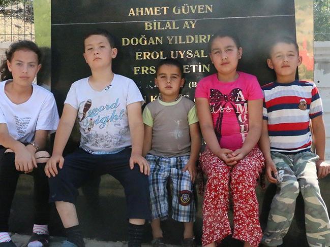 Soma'da ölen madencilerin çocukları babalarının mezarlarını ziyaret etti