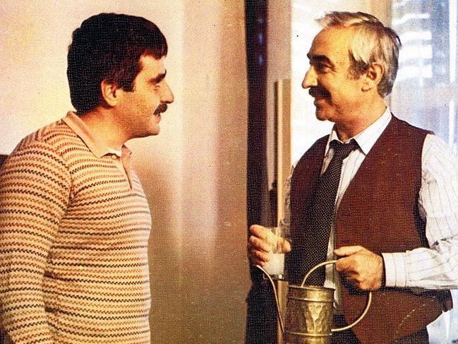 Hadi ipucu sorusu: Başrolünde Şener Şen'in yer aldığı Eşkiya ve Muhsin Bey filmlerinin yönetmeni kimdir?