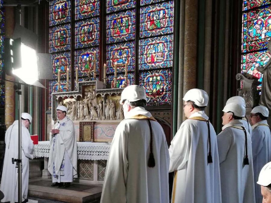 Fransa'da yanıp kül olan tarihi kilisede kasklarla ayin yapıldı!