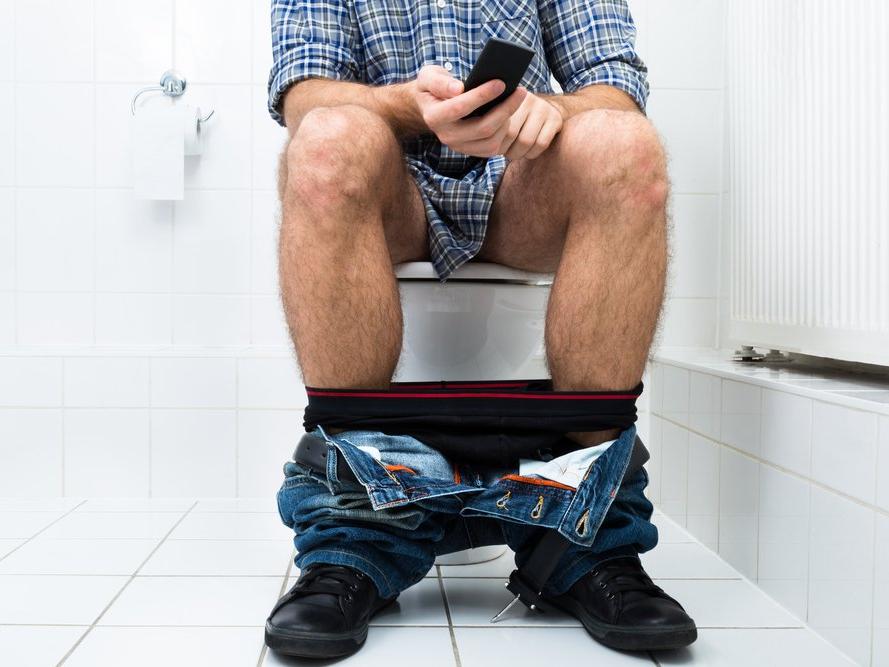 Tuvalette telefon kullanmanın inanılmaz zararları