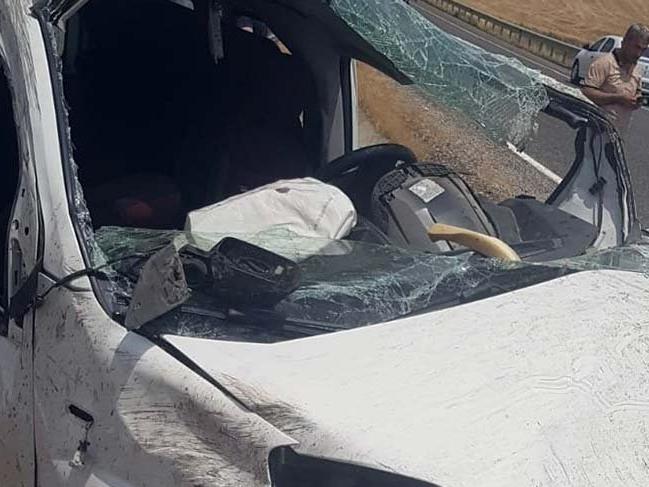 Diyarbakır'da hafif ticari araç refüje çarptı: 1 ölü, 3 yaralı