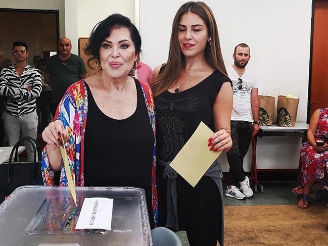 Türkan Şoray ile Sibel Can 15 dakika kala oy kullandı