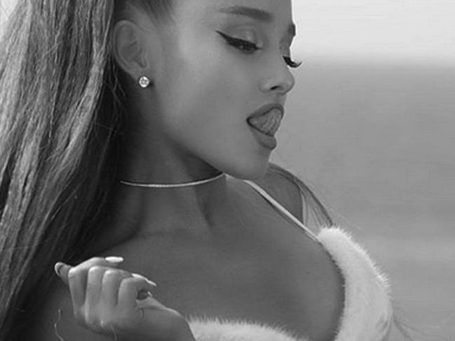 Ariana Grande'nin yaladığı lolipop 50 bin dolara satışa çıktı