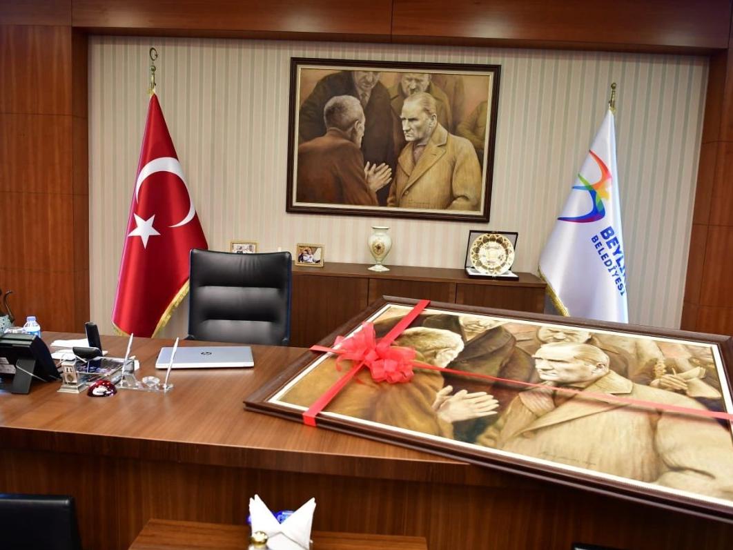 Yenisi yapılan Atatürk tablosu Beylikdüzü'nden Saraçhane'ye doğru yola çıkıyor