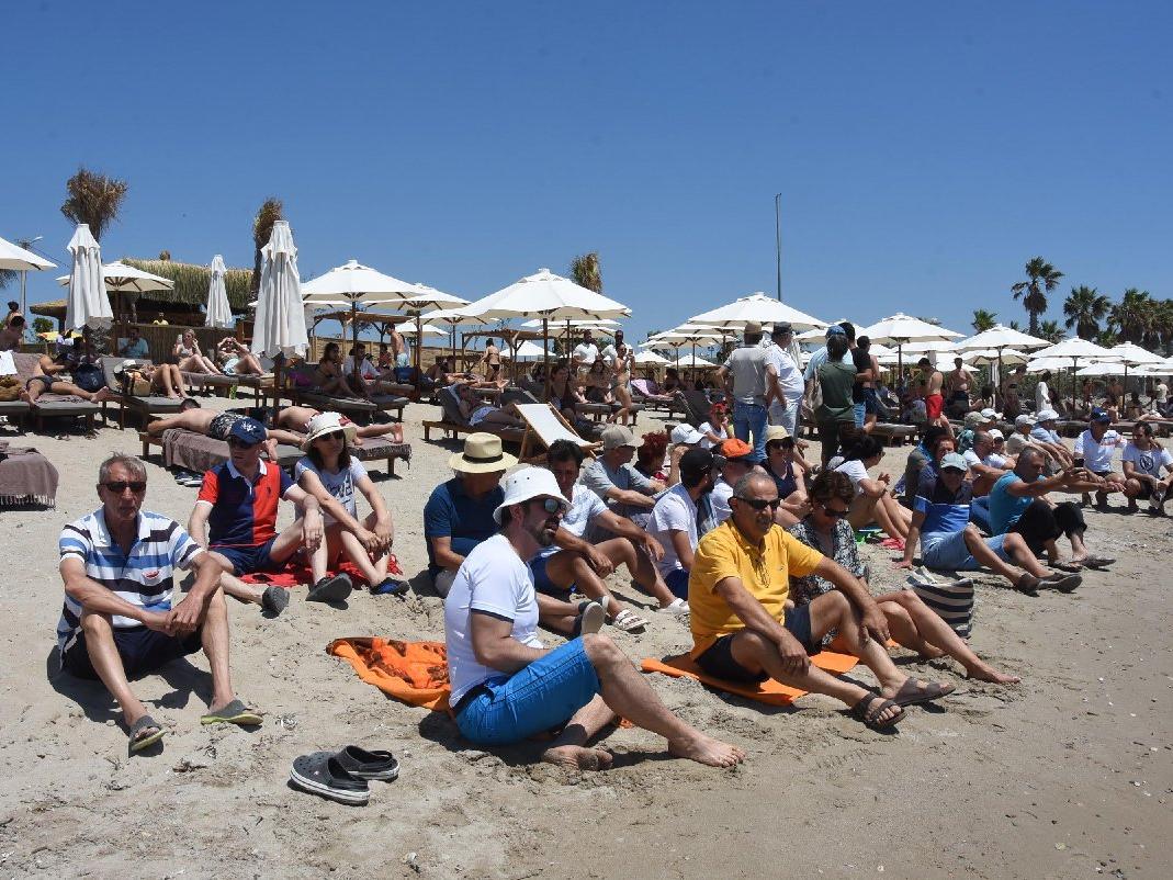 Çeşme'de oturma eylemi! Halk plajı işgaline son