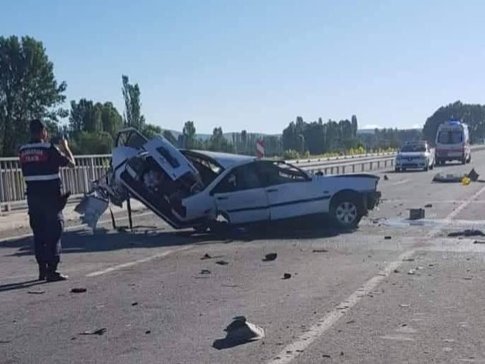 Kütahya'da otomobil köprünün korkuluklarına çarptı: 2 ölü, 3 yaralı