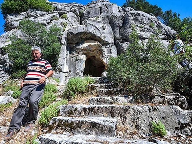 Ayasofya'da tarih talanı! Medusa başı yok edildi