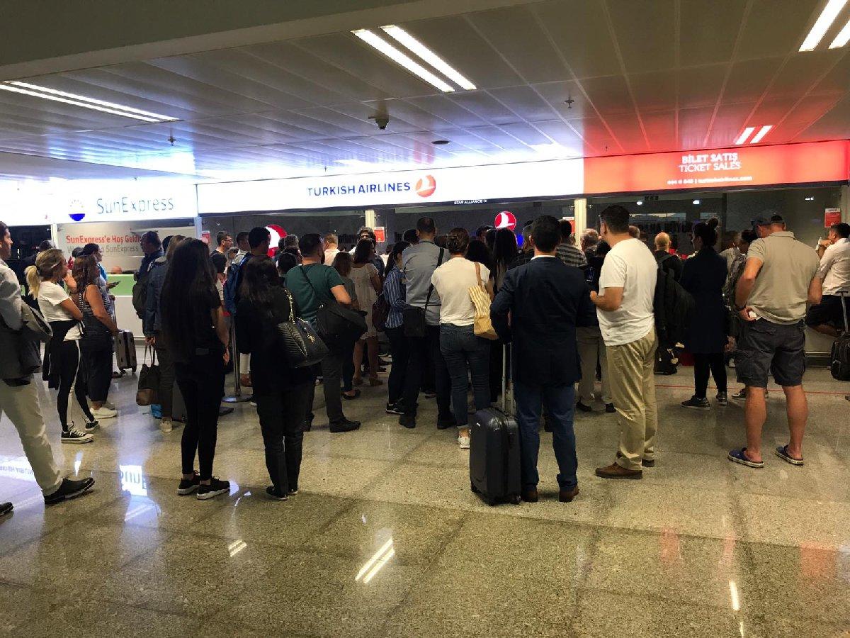AnadoluJet yolcuları havalimanında mahsur kaldı