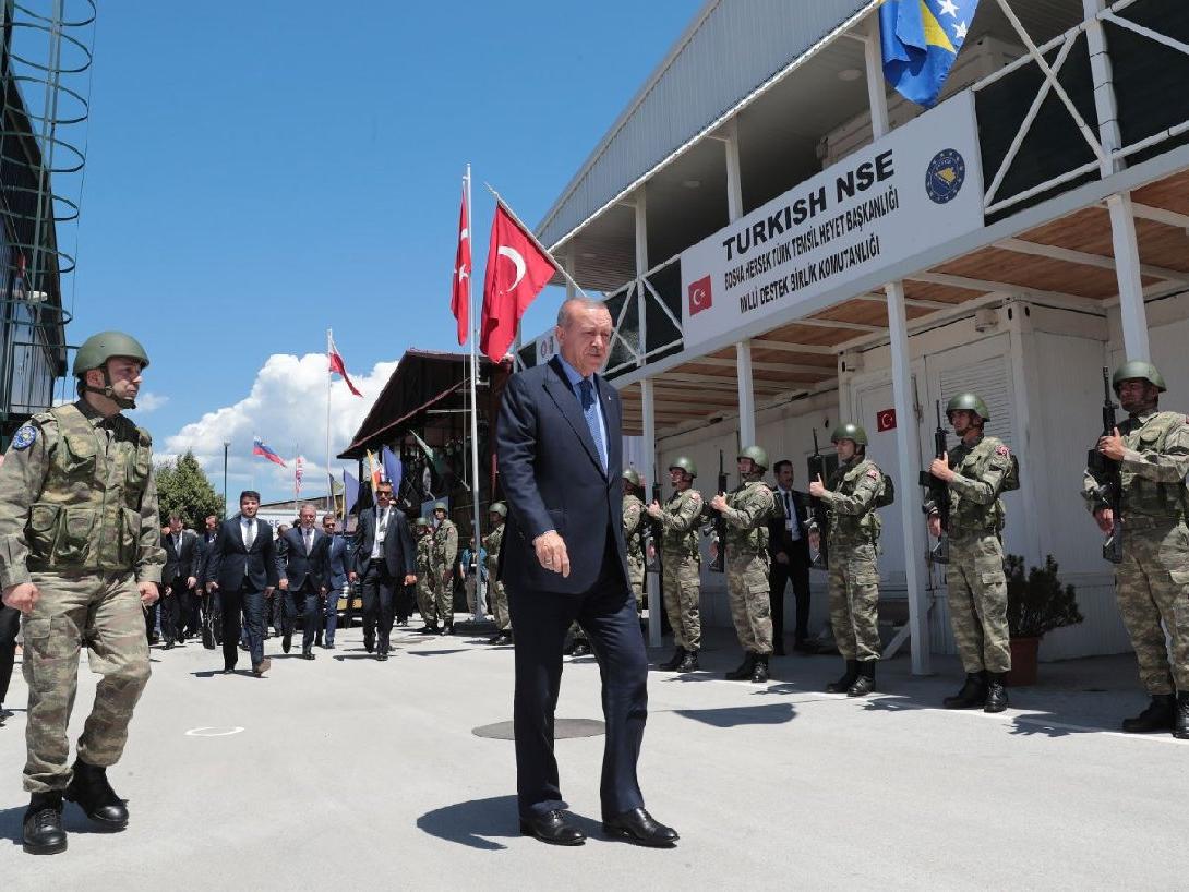 Erdoğan Bosna'da Türk askerleri ziyaret etti
