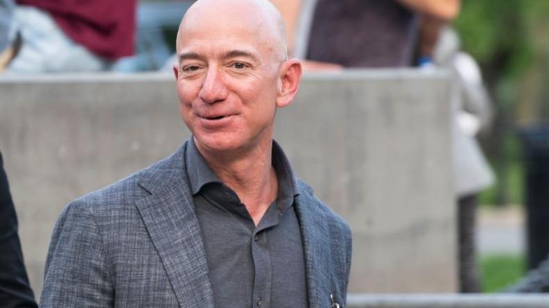Dünyanın en zengin iş insanı Jeff Bezos kimdir, kaç yaşındadır?