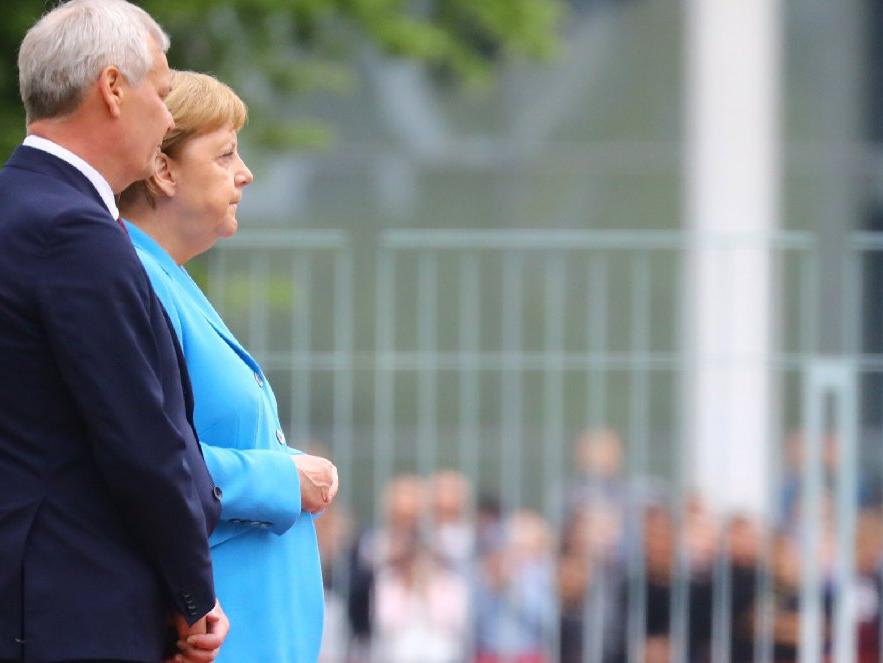 Merkel bir kez daha kameralar önünde nöbet geçirdi
