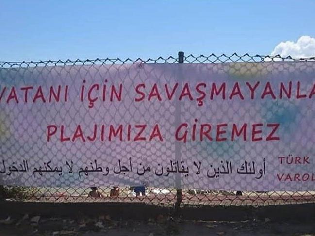 'Vatanı için savaşmayanlar plajımıza giremez' yazılı pankart kaldırıldı