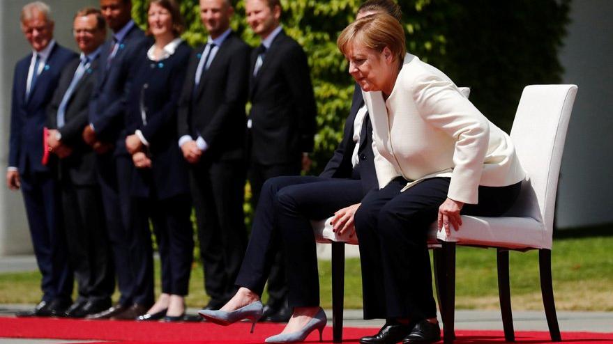 Titreyen Merkel'e çözüm: Sandalyeye oturttular