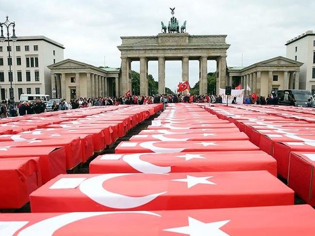 15 Temmuz şehitleri Türk bayrağına sarılı 251 tabutla anıldı