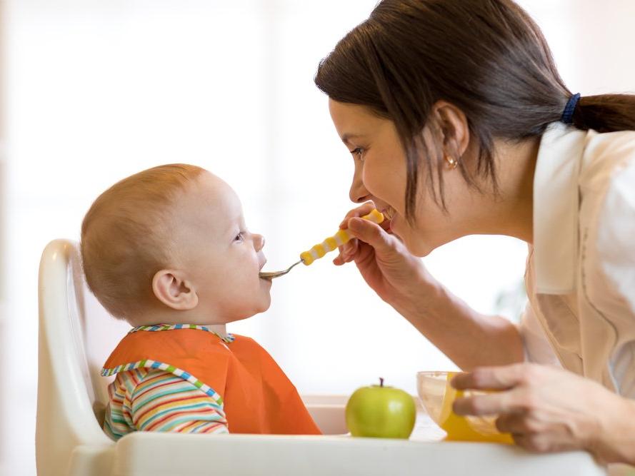 Bebeklerde ek gıdaya geçiş ne zaman olmalı? İlk ne verilmelidir?