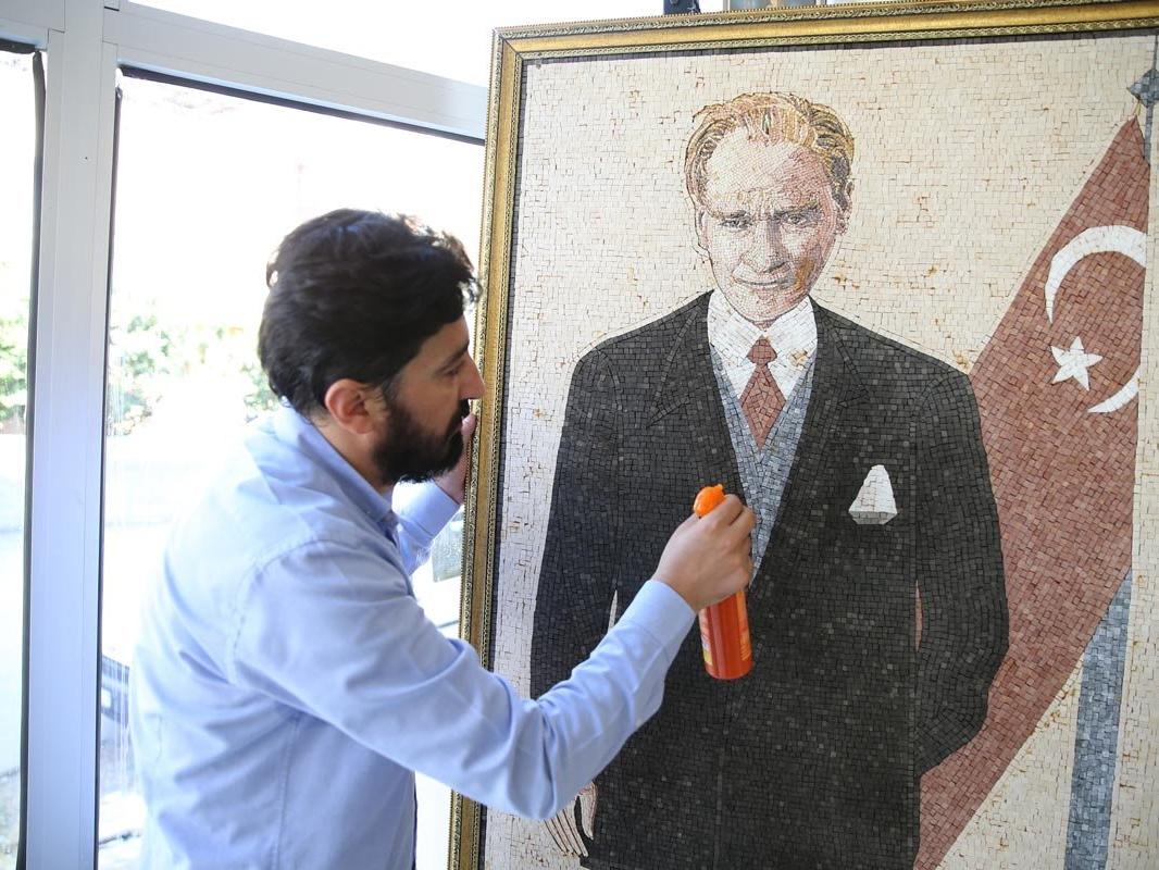 Suriyeli sanatçıdan 40 bin mozaikle Atatürk portresi